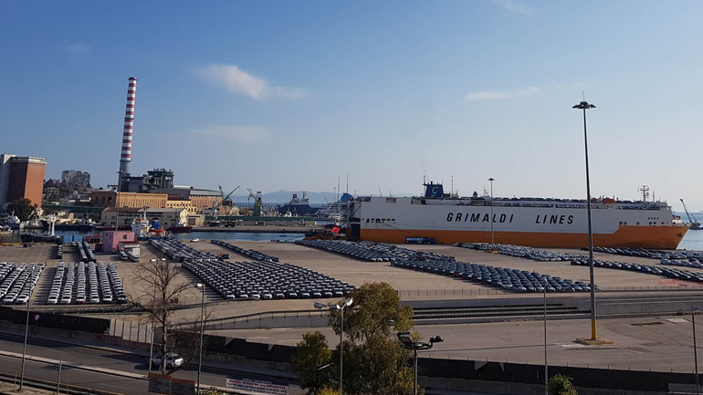 Το αδιαχώρητο από καινούργια αυτοκίνητα στο λιμάνι του Πειραιά